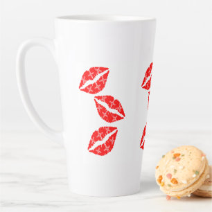 Drie rode lipstick Kisses met White Patroon Gift Latte Mok