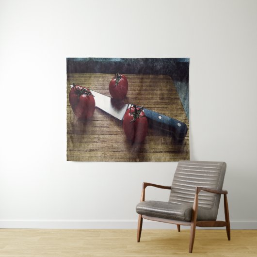 Drie rode tomaten op een hakbord wandkleed (In Situ (horizontaal))