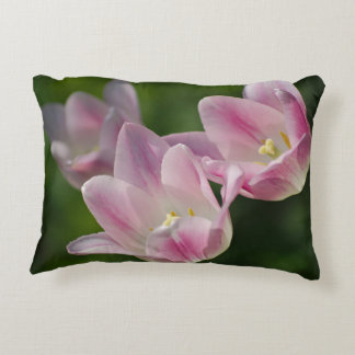 Drie roze tulpen kussen