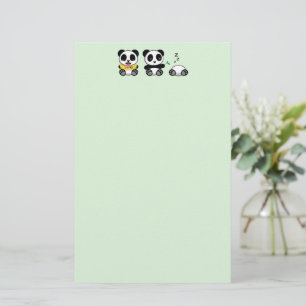 Drie schattige kleine panda's op groen briefpapier