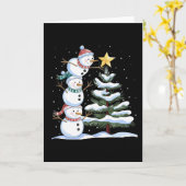 Drie sneeuwmannen zijn een kerstboom aan het versi kaart (Gele Bloem)