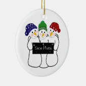 Drie Snowmen met Sneeuwbord Keramisch Ornament (Rechts)