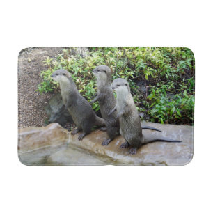 Drie staande wijze otters, memory foam badmat