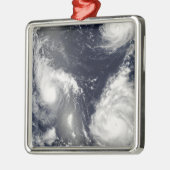 Drie verschillende tyfoons metalen ornament (Links)