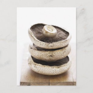 Drie vlakke paddenstoelen in heipalen op houten pl briefkaart