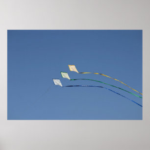 Drie vliegers onder blauwe hemel 's ochtends poster