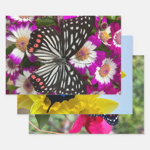 Drie vlinders op bloemen inpakpapier vel