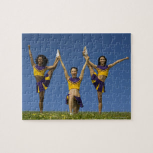 Drie vrouw cheerleaders bezig met formatie legpuzzel