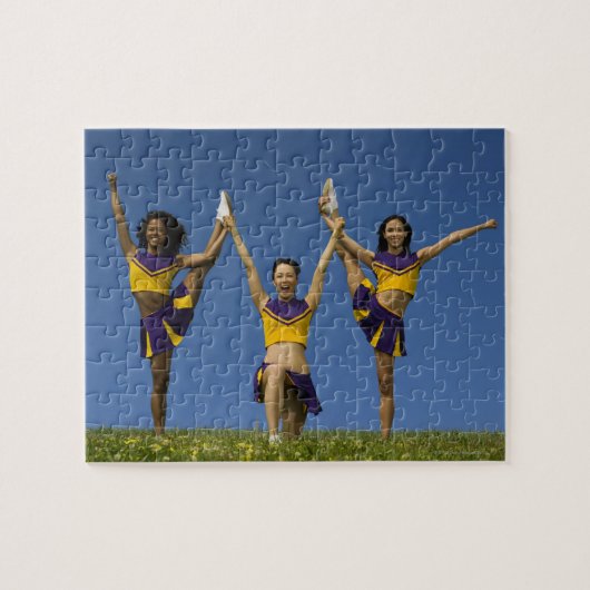 Drie vrouw cheerleaders bezig met formatie legpuzzel (Horizontaal)