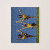 Drie vrouw cheerleaders bezig met formatie legpuzzel (Verticaal)