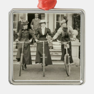 Drie vrouwen op de fiets, begin jaren 1900 (foto) metalen ornament