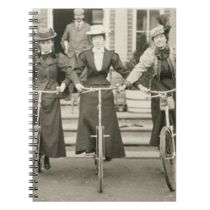 Drie vrouwen op de fiets, begin jaren 1900 (foto) notitieboek