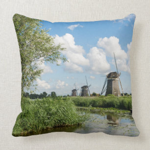 Drie windmolens en een kussens met kale worp