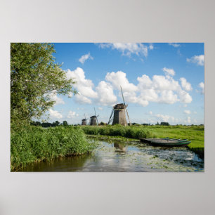 Drie windmolens en een poster van het kanaal