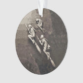 Drie witte heks vliegen op Brooms Brown Ornament (voorkant)