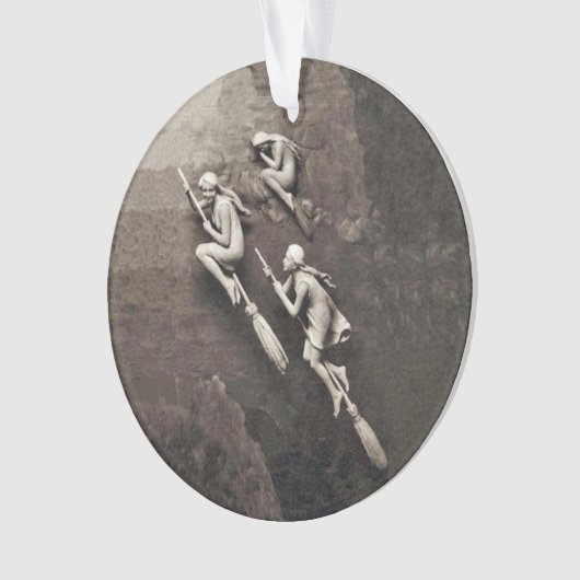 Drie witte heks vliegen op Brooms Brown Ornament (voorkant)
