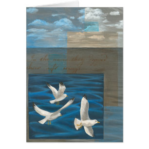 Drie witte zeegarren die over het water vliegen