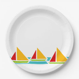 Drie zeilboten in heldere kleuren papieren bordje