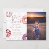 Drie zoete roze donut Birthday Invitation foto Kaart (Voorkant)