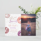 Drie zoete roze donut Birthday Invitation foto Kaart (Staand voorkant)