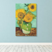 Drie zonnebloemen in een Vase, Vincent van Gogh. Canvas Afdruk (Insitu (Houten vloer))