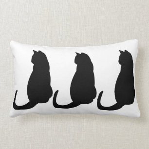 Drie zwarte katten kussen
