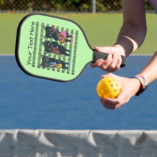 Drie zwarte katten spelen muziek op Notes Green Pickleball Paddle (Insitu)