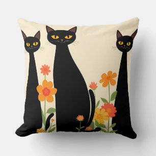Drie zwarte katten tussen heldere bloemen kussen