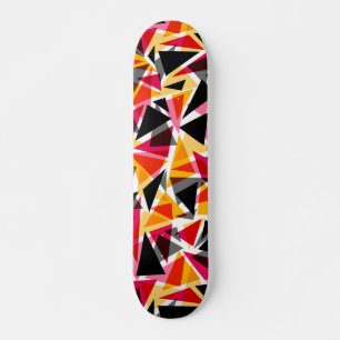 Driehoeken, geometrische vormen, geel en rood skateboard