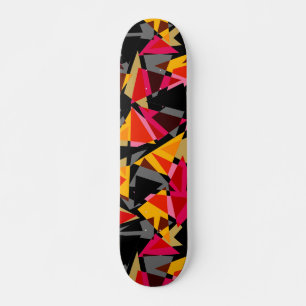 Driehoeken, geometrische vormen, geel en rood skateboard