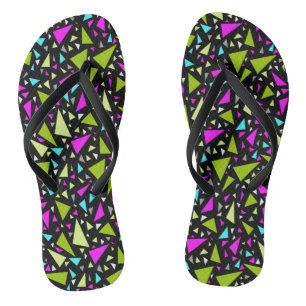 Driehoeken groene karmozijnrode kleuren op zwarte teenslippers