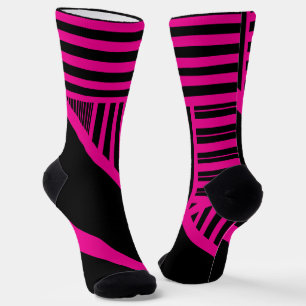 Driehoekige strepen in magenta en zwart sokken