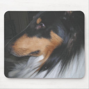 Driekleurige Collie in diepe gedachten Muismat