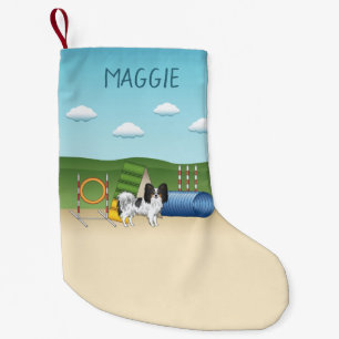 Driekleurige Papillon Agility Hond Met Aangepaste Kleine Kerstsok