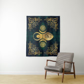 Drievoudige godin met tris - goud en groene tape wandkleed (In situ)
