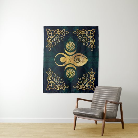 Drievoudige godin met tris - goud en groene tape wandkleed (In situ)