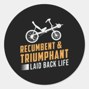 Driewielige ligfiets & triomfantelijke ontspannen ronde sticker