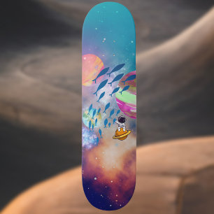 Drijvende astronaut die vliegende vis in de ruimte skateboard