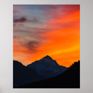 Dringende levendige zonsondergang achter berg poster