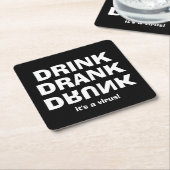 Drink Drink Drink - Het is een virus op zwart Vierkante Kartonnen Onderzetter (Schuin)