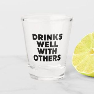 Drink goed met andere glazen papierbekertjes