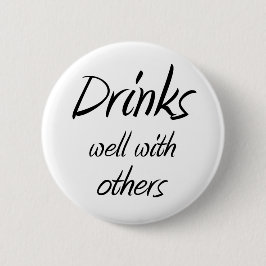Drink goed met anderen die humor drink met een gra ronde button 5,7 cm