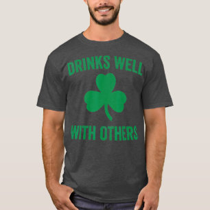 Drink goed met anderen grappig smaken t-shirt