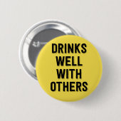 Drink goed met anderen. ronde button 5,7 cm (Voorkant /achterkant)