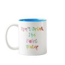 Drink het verfwater niet