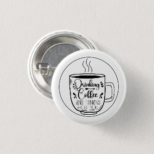 Drink koffie en denken dat koffieliefhebbers grapp ronde button 3,2 cm
