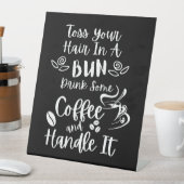 Drink koffie en handvat het reclamebord met voetstuk (Insitu)