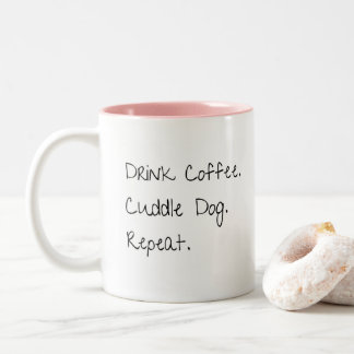 Drink koffie, knuffel hond herhalen leuke koffie M Tweekleurige Koffiemok
