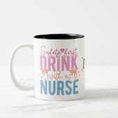 Drink met een Verpleegster Custom Name Coffee Mok (Links)