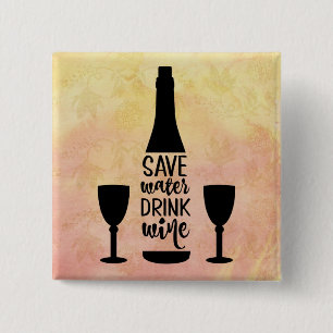 Drink met water in zwarte fles met twee glazen gla vierkante button 5,1 cm